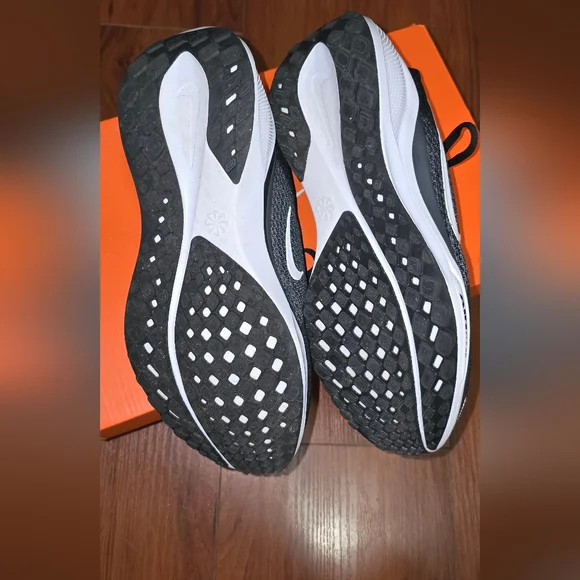 NIB Size 7.5 Nike Black and White Air Zoom Sneakers - Picture 4 of 5